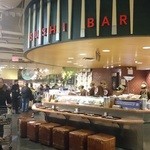 Whole Foods Market - 着席スタイルの寿司バーもある
