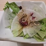 全席個室 じぶんどき - 揚げじゃことひらひら大根のサラダ
