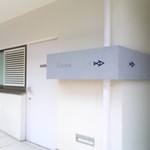 アビス - 白い壁の建物が目印。