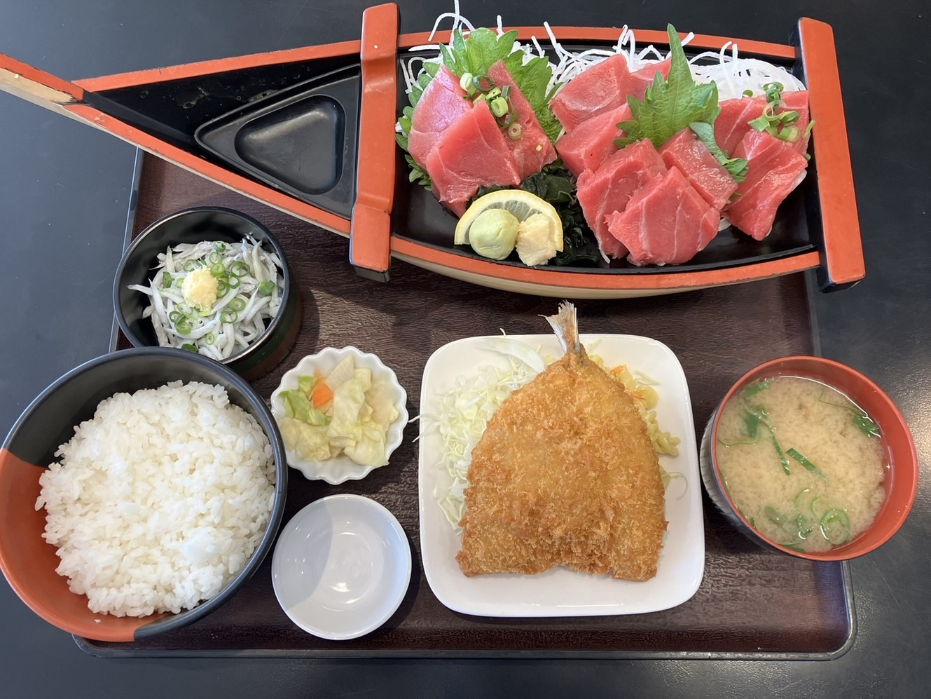 まる わ 食堂
