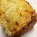 成城パン - オニオンチーズブレッド！　角の焦げたチーズの部分が美味い！