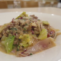 ラ セッテ 広瀬北町本店 - 仔牛ラグーと春キャベツ　赤玉ねぎのクリームソース　メッツェリングイネ