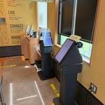 やよい軒 - まず受付機で受付します。