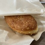 すずこう - 「みやもとワッフル」さんで買った「カレーパン」をイートインできます♫