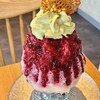 cafe Flatté - ①ココナッツアイス入りのミックスベリーのかき氷、ピスタチオのエスプーマ載せ、葉脈クッキー(税込1,750円)
フワフワなかき氷に甘酸っぱいミックスベリー(苺とクランベリーとブルーベリーかな？)の組合せ