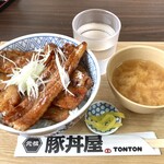 元祖豚丼屋 TONTON - 豚バラ丼にはお味噌汁と小さな小さなお漬物がw