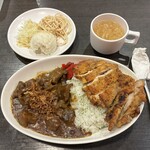 やっぱりステーキ - 料理写真:パリパリチキンの牛すじカレー ¥1300