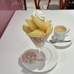 タカノフルーツパーラー - 料理写真:桃のパフェとホットコーヒー