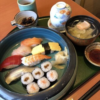 活魚・すし・和食処 やま文_0