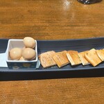 酒場食堂 伊とう - ウズラの玉子とチーズの燻製