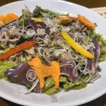 酒場食堂 伊とう - 鰹タタキサラダ