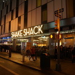 SHAKE SHACK　THEATER DISTRICT - 夜も大行列