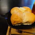 KISSA FREE×FREE - ◯ちぎりパン
このお店で焼かれているであろう
4つのパンが繋がっているパンの上には
バターが載っていて