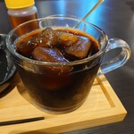 KISSA FREE×FREE - ◯アイスコーヒー
割とほろ苦いビターな苦味感があって
酸味の爽やかさとコク感もある
美味しい目な味わいだった

後味のほろ苦さも、心地良いなあ♪