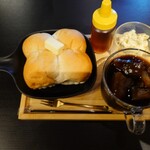 KISSA FREE×FREE - 料理写真:◉アイスコーヒー　520円

◉ちぎりパンモーニング（限定20個）　＋180円

合計　700円　を注文してみた