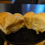 KISSA FREE×FREE - 割ってみると、キメが細かく柔らかくて
ふわもちな食感で、小麦の甘みがあり

パンの熱でバターも溶けていく♪

上からメイプルシロップを掛けてみた