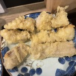 あおい食堂 - 鋏とトングを使つて、ホルモン天ぷらを夫々、三等分にした處。
