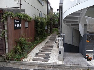 千年茶館 - 建物の間の狭い通路がアプローチ