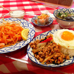 バンコク屋台 カオサン - パッタイ・ガパオのよくばりセット（1,280円）