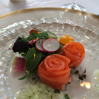 現代仏蘭西料理 朔詩舎 - 花に見立てたスモークサーモンサラダ