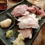 四文屋 - ホルモン3種