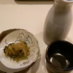 大衆酒場寿海本店 - 熱燗(会津磐梯山)
            お通し(大根の炊いたん)