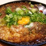 大衆酒場寿海本店 - 山芋ねぎ焼き自家製ｿｰｽかけ