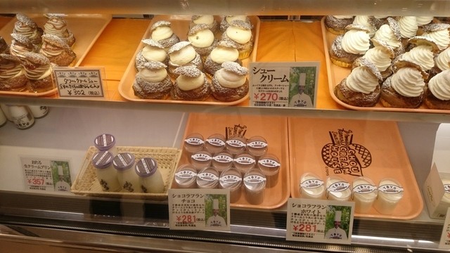 博多阪急北海道展1504 生クリームプリンにコーヒーパウダー By グリーンロール トーイズスイート Toys Sweet 小樽築港 ケーキ 食べログ