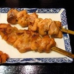 とんかつ 唐揚 おかだ - 瓶ビールを注文すると最初の1本分だけ枝豆or焼き鳥2本がサービスで付いてきます