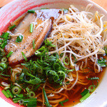 赤竜 加古町店 - しょうゆラーメン　炙りチャーシューがのってます