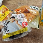 ファミリーマート - 料理写真:大きなチーズカレーパン:198円、特茶ジャスミン:194円、大きな僕の鮭おかか:348円、もーっちり食感ピザパン:198円