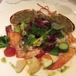 レストラン アラジン - オマール海老のハサミと茹で野菜のサラダ、バジル風味　コライユのグラタン添え