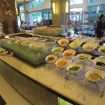 Garden Cafe - 朝食はブッフェスタイル！生野菜がずらりと並ぶ！