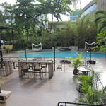 Garden Cafe - プールサイドにはテラス席があり、ここで朝食をいただく事ができる