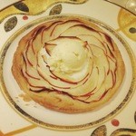 レストラン アラジン - 焼きたてリンゴの薄焼きタルト＆バニラアイスクリーム
