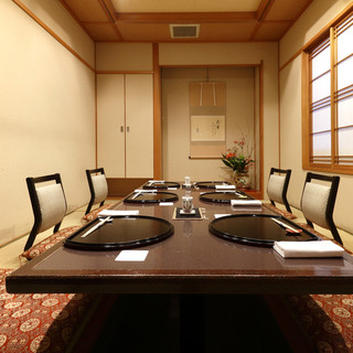 座敷【あかね】
                                  4～６人
                                  ※掘りごたつ席