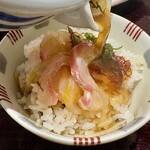 かどや - ④最後に残っただし汁を適量ぶっかけます
