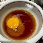 かどや - ①先ずは、卵の入った冷たい「だし汁」をよ〜く混ぜます