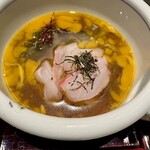 かどや - ②だし汁の中に、鯛の刺身・海藻・大葉を入れて掻き混ぜます