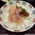 かどや - ③ご飯の上に鯛の刺身、海藻などをのせます