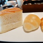 信州上諏訪温泉 諏訪別邸 朱白 - 洋食についたパン