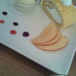 Cafe braliva - ホットカフェオレと米粉のロールケーキ＊アングルが同じになりました。すみません、偶然ですm（_　_）m