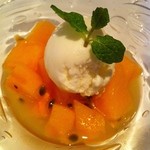 レストラン アラジン - 柿のパッションフルーツ風味スープ　ヨーグルトシャーベット