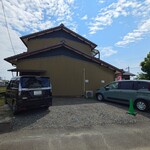 KISSA FREE×FREE - この緑のカラーコーンも北側の道路に曲がる時
結構邪魔になる（笑）

北側の道路、南側の道路
どちらにしても入り辛く出にくいwww