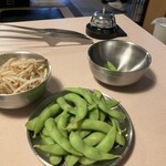 焼肉 とんきち - 枝豆440円　もやしナムル440円