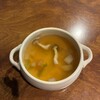 赤いトタン屋根の猫 - 