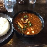 SAMA - 【2015年04月】キーマナットカリー＠990円（トマトスープ、辛さ5番、スープ大盛＋100円、ライス普通盛）、合計1,090円。