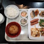 くれたけイン - 料理写真:1泊目の朝食。小鉢下のひじきの白和えはかなり美味しかったです。煮物もありバランスとれています。牛乳だけはスキムミルクみたいな味で、いまいちでした