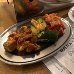 焼肉ニューミート - キムチの盛り合わせはアボカドが入ってた。