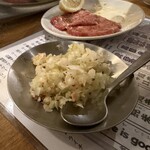 焼肉ニューミート - タンに乗せるネギがいっぱい。